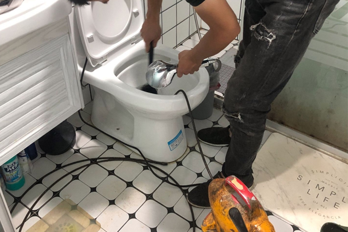 雷州马桶堵塞自己疏通还是找师傅？专业上门服务让你省时更省心